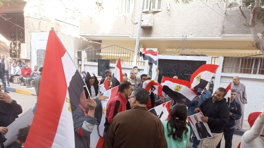 الأطفال يحملون أعلام مصر أمام اللجان الانتخابية في فيصل والهرم