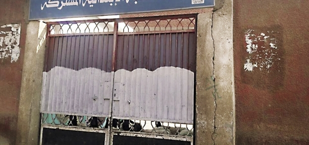 ماعز وأغنام داخل فناء مدرسة فى بنى سويف