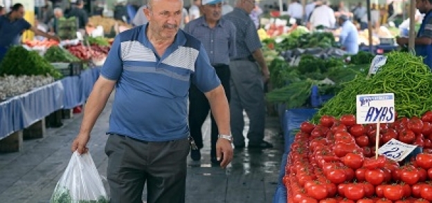 أتراك يتسوقون بإحدى الأسواق فى وسط العاصمة «أنقرة»