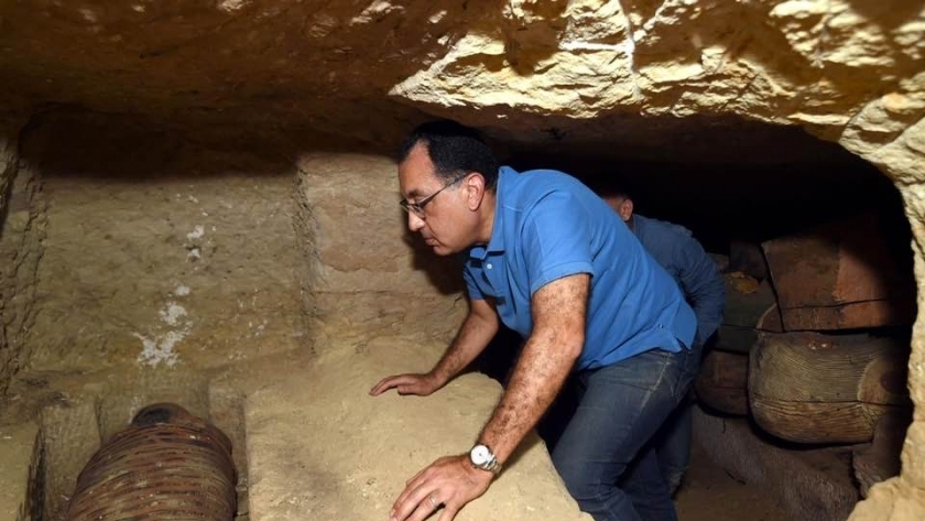 رئيس الوزراء أثناء اكتشافه آثار سقارة