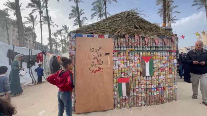 خيمة من المعلبات لإيواء النازحين في غزة