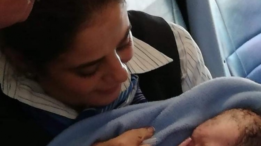 الطفلة اليمنية التى ولدت على متن طائرة مصر للطيران