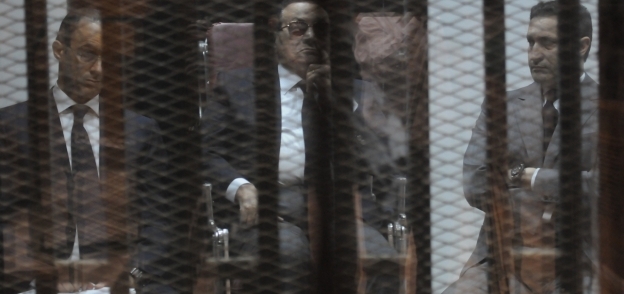 «مبارك» ونجلاه خلال محاكمتهم فى قضية القصور الرئاسية «صورة أرشيفية»