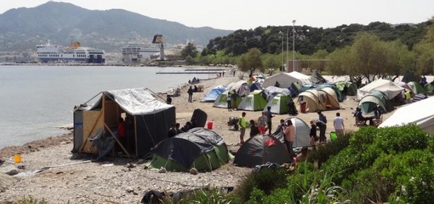 اليونان تبدأ تخفيف أعداد المهاجرين في مخيم ليسبوس المكتظ بالنزلاء