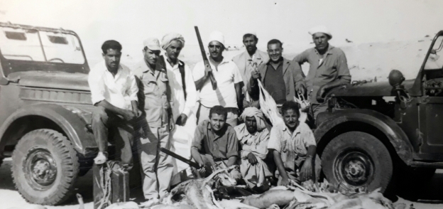 مجموعة من الصيادين يلتقطون صورة مع الغزلان بعد صيدها