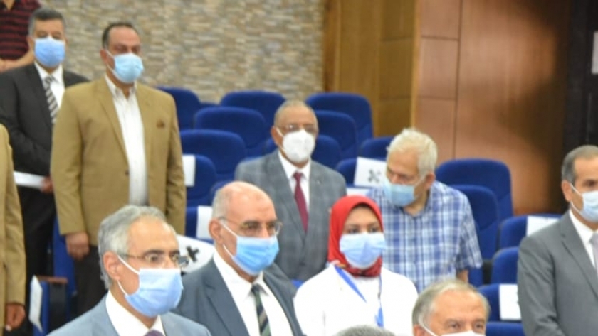 وزير التعليم العالي يقف دقيقة حداد على ارواح شهداء جيش مصر الأبيض