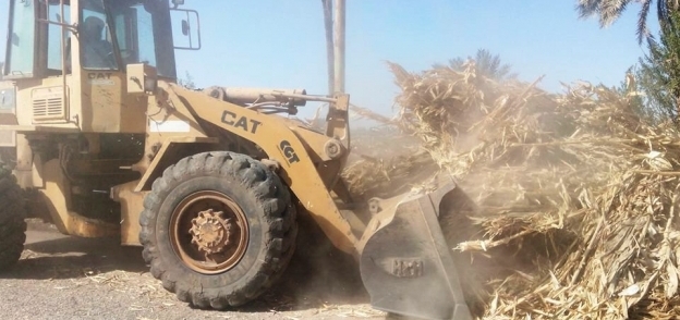حملة لإزالة المخلفات الزراعية بقرية المدمر بسوهاج