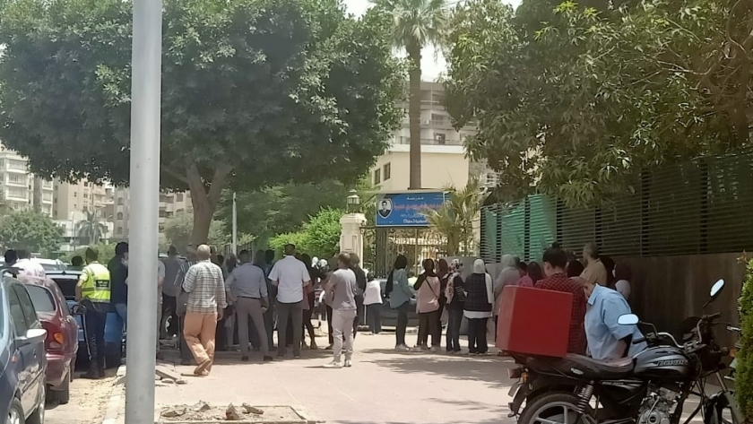 الأهالي يتكدسون أمام مدارس مصر الحديدة