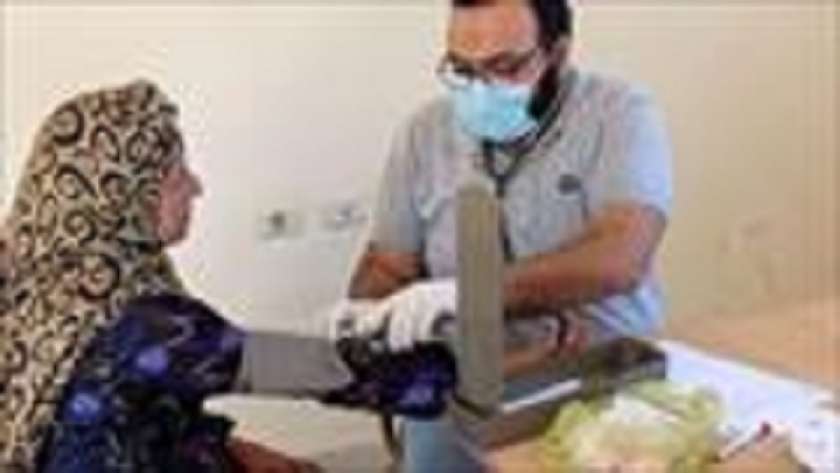 إحدى قوافل «حياة كريمة» أثناء توقيع الكشف الطبى على المواطنين فى المنيا