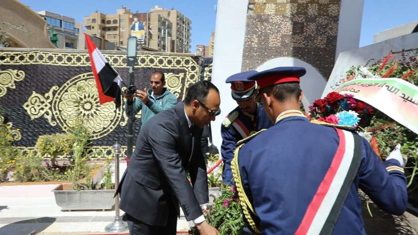 نائب محافظ المنيا يضع أكليل زهور