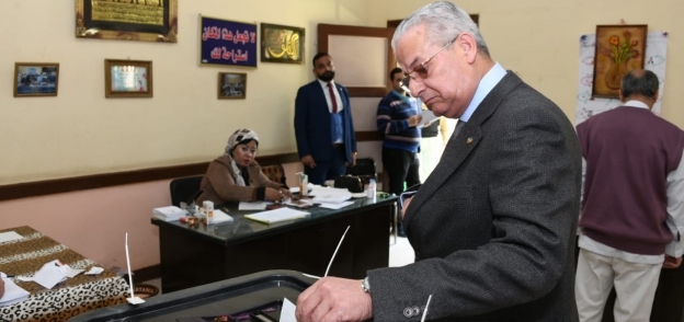 "رئيس المقاولون العرب" يدلى بصوته فى الإستفتاء على التعديلات الدستورية