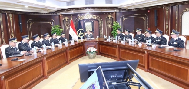 اجتماع وزير الداخلية مع قيادات الوزارة