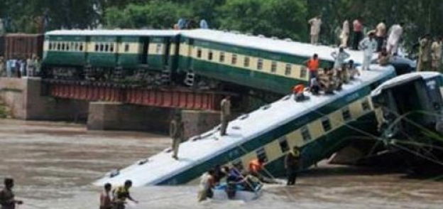 خمسة قتلى و12 مفقودا بانهيار جسر في باكستان