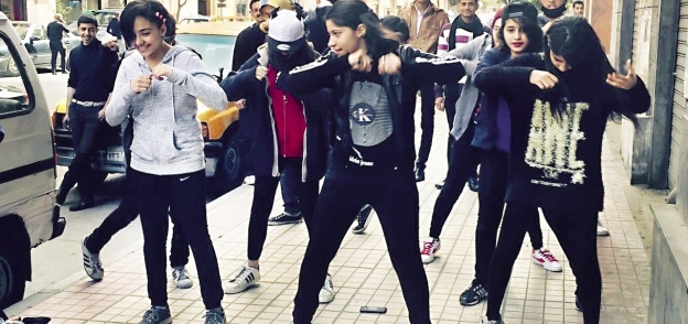 فريق «جيمز ميجا ستور» يقدم رقصة كورية