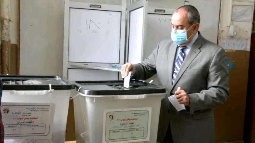 محمد منار  عنبة وزير الطيران يدلي بصوته في انتخابات النواب