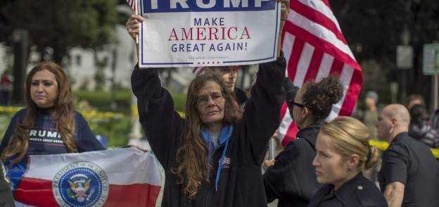 أمريكيون يرفعون لافتات مؤيدة للرئيس الأمريكى فى «لوس أنجلوس»
