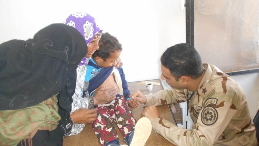 ضابط طبيب يُقدم الخدمة الطبية لأحد أبناء القبائل في نطاق «المنطقة الغربية»