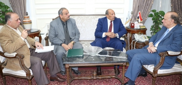 محافظ القاهرة يلتقى رئيس اتحاد الجمعيات