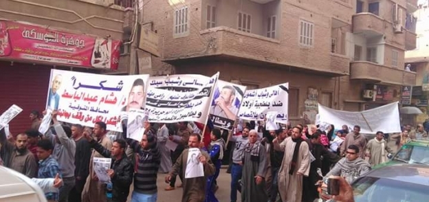 أهالي قرية شما يتظاهرون أثناء إنعقاد الجلسة للمطالبة بالقصاص