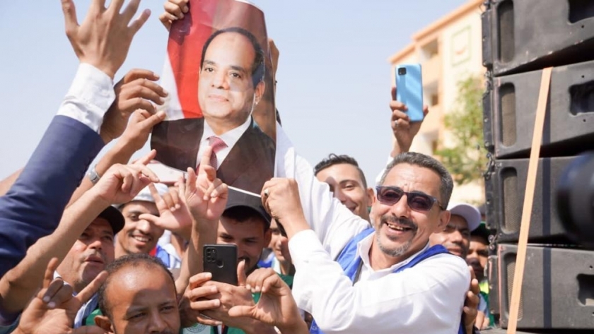 مواطنون يرحبون بالرئيس عبد الفتاح السيسي