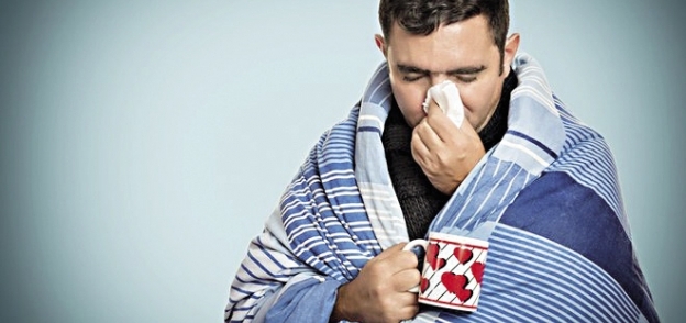 الفرق بين الإصابة بنزلات البرد والإنفلونزا الموسمية