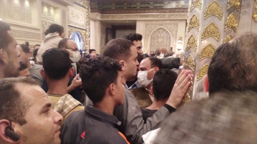 ازدحام وتكدس بمسجد الحسين في الليلة الختامية لمولد سبط النبي (صور)
