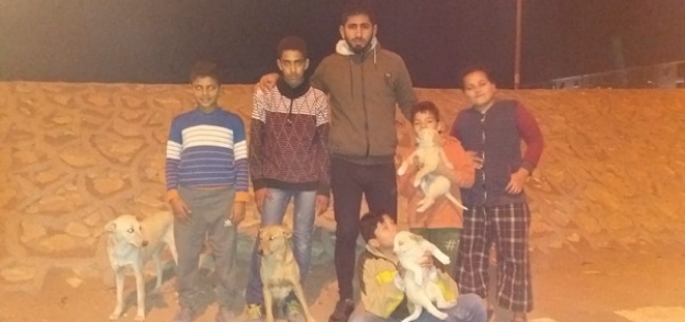 "محمد" يجوب الشوارع لتعليم الأطفال الرحمة بالحيوانات: "أنا صوتهم"