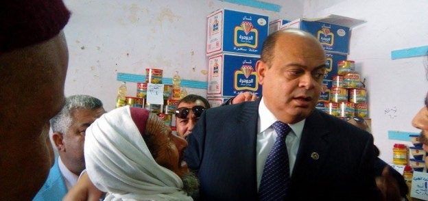 اللواء علاء أبوزيد خلال تفقدة لمنافذ بيع السلع الغذائية المخفضة 30%