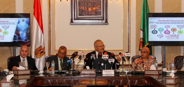 مؤتمر صحفي لرئيس جامعة القاهرة