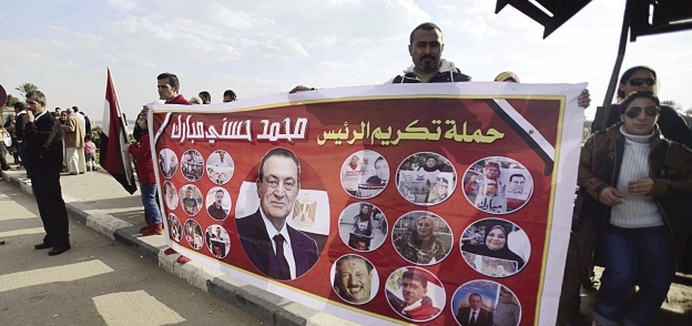 أنصار «مبارك» أمام مستشفى المعادى العسكرى