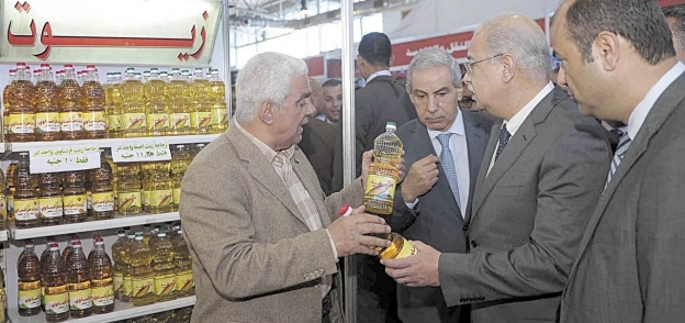«إسماعيل» يستعرض السلع التموينية خلال افتتاح سوق القاهرة الدولى