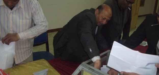 بالصور| بدء أعمال فرز أصوات الناخبين في التجديد النصفي لمجلس نقابة الصيادلة بالفيوم