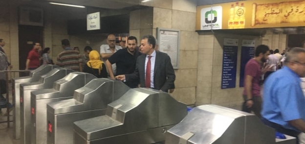 وزير النقل يتفقد محطات مترو الأنفاق