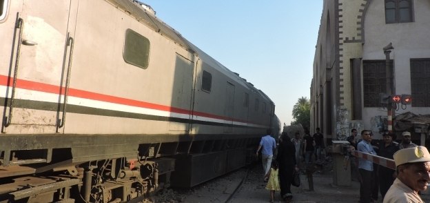 صور| أوناش السكة الحديد تبدأ سحب قطار ركاب خرج عن القضبان في بني سويف