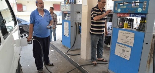 محطات الوقود قامت بإلصاق أسعار البنزين الجديدة لتعريف المواطنين بالقائمة الجديدة