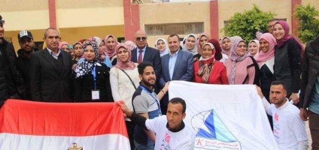 رئيس جامعة كفر الشيخ يطمئن على الطالبات المغتربات باللجان الانتخابية