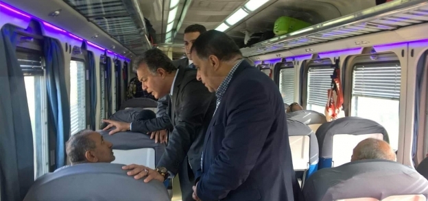وزير النقل يتفقد محطة قطار سيدي جابر بالإسكندرية