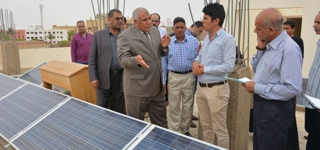 محافظ الوادي الجديد يتفقد مشروع تشغيل ديوان عام المحافظة بالطاقة الشمسية