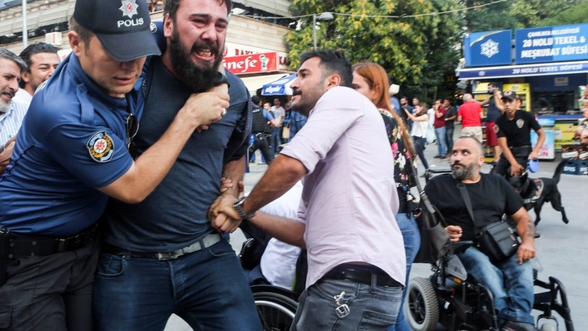 صورة لانتهاكات الشرطة التركية للصحفيين