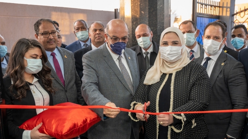 وزيرة التضامن أثناء افتتاح فرع بنك ناصر