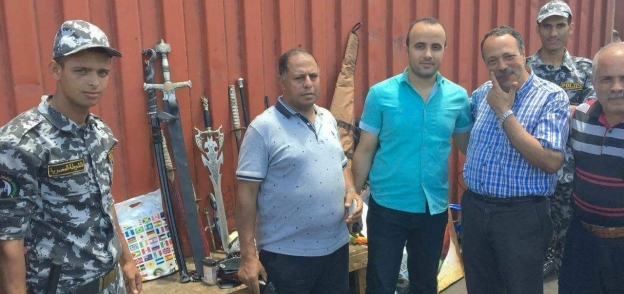 جمارك الإسكندرية تضبط محاولة تهريب مسدس وبندقية ولاسلكي وأسحلة بيضاء