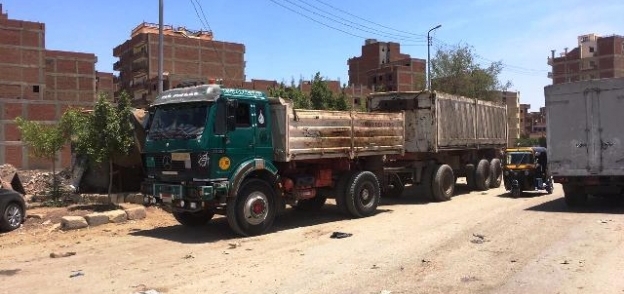 محافظ الشرقية يتابع أعمال رفع القمامة من مقلب الفدان بمنيا القمح