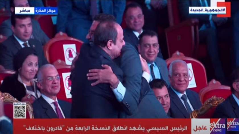 الرئيس عبدالفتاح السيسي خلال احتضانه أحد ذوي الهمم