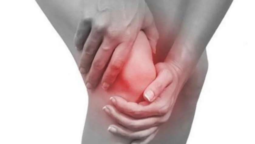 علاجات منزلية تخلصك من ألم الركبة- تعبيرية