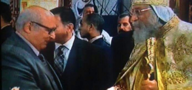 رئيس جامعة عين شمس يهتئ البابا