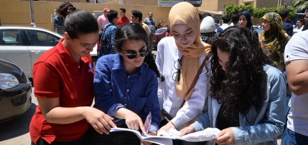 ابتسامة وفرحة على وجوه الطالبات بعد الانتهاء من امتحانات اللغة الأجنبية الثانية