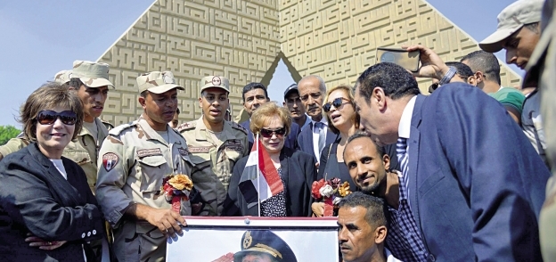 جيهان السادات وعائلتها أمام النصب التذكارى