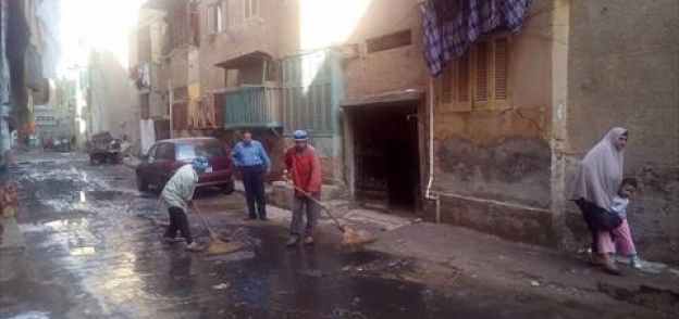 رئيس مدينة المحلة يأمر بتخصيص سيارات لشفط مياه الصرف الصحي أمام مكتب الصحة