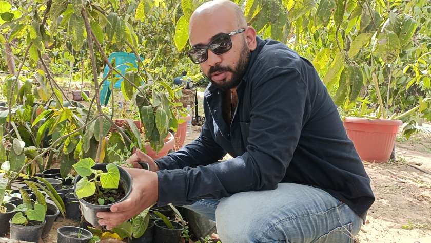 المهندس أحمد الحجاوي في مزرعة للبن في الإسماعيلية