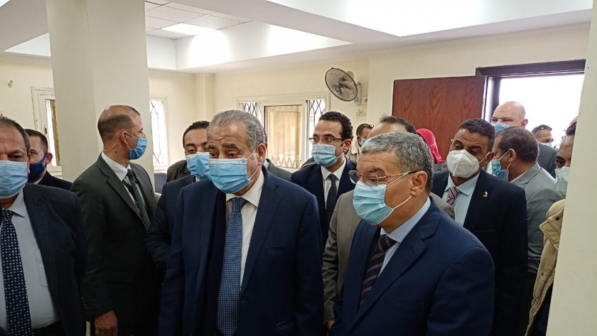 وزير التموين ومحافظ المنيا يفتتحان 3 مراكز مطورة لخدمات المواطنين «صور»